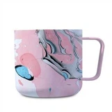 Mug tal-kafè iżolat graffiti sabiħ b'għatu